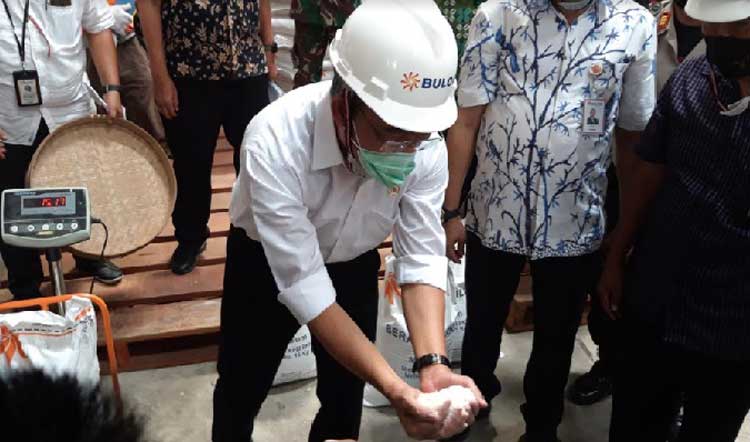 Menko PMK Republik Indonesia, Muhajir Effendy, saat menunjukan beras yang akan didistribusikan kepada keluarga penerima manfaat di Kabupaten Kediri, Kota Kediri dan Kabupaten Nganjuk. foto: MUJI HARJITA/ BANGSAONLINE