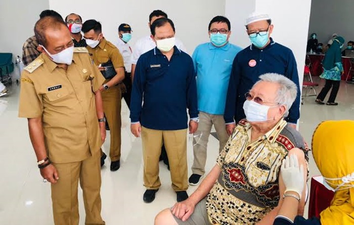 Wakil Wali Kota (Wawali) Surabaya Armuji saat meninjau vaksinasi lansia.
