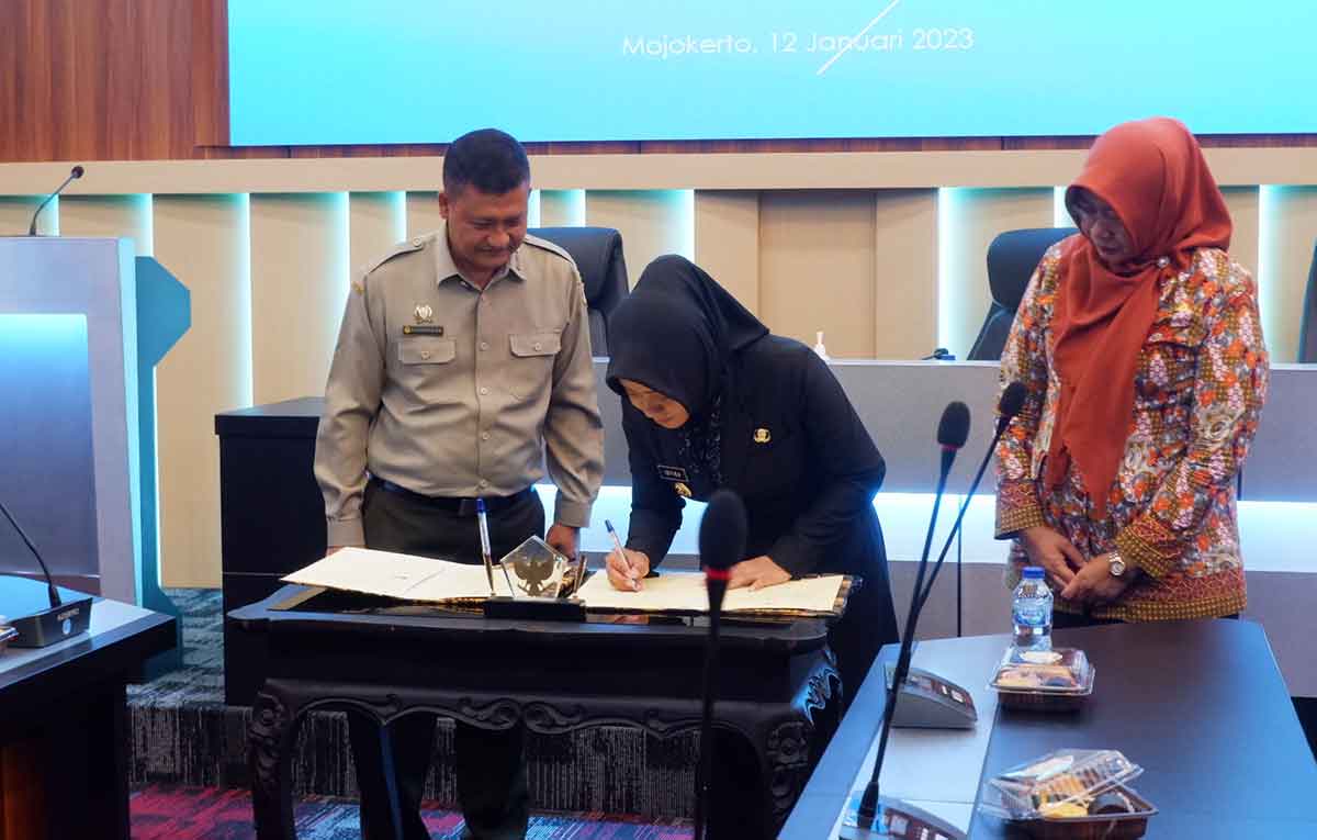 Bupati Mojokerto, Ikfina Fahmawati, saat menandatangani nota kesepakatan dalam sektor pertanian dengan BPTP Jatim.
