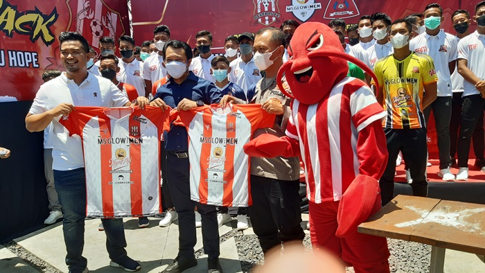 BARU: Jersey home dan jersey away Deltras yang diluncurkan oleh manajemen, di Cafe Labuda, Kavling DPR, Buduran, Minggu (7/11/2021). foto: MUSTAIN/ BANGSAONLINE