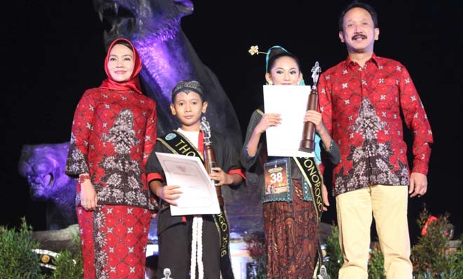Bupati Ipong dan istri, beserta pemenang Tole dan
Genduk Ponorogo 2016