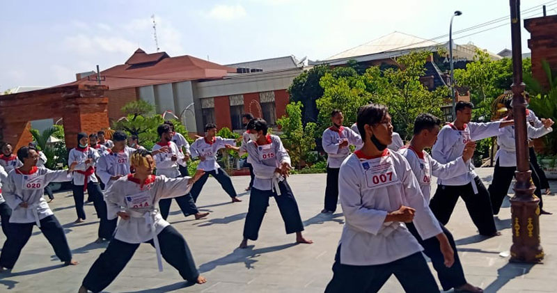 Pelaksanaan UKT Merpati Putih Cabang Surabaya di halaman Gedung Fakultas Kedokteran UWKS. foto: ist.