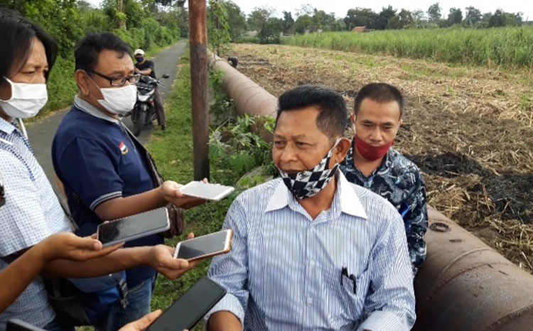 Kades Jambean H. Hari Amin didampingi kuasa hukumnya, Samsul Arifin, S.H., M.H. saat memberi keterangan di lokasi pipa air yang dipermasalahkan. foto: MUJI HARJITA/ BANGSAONLINE