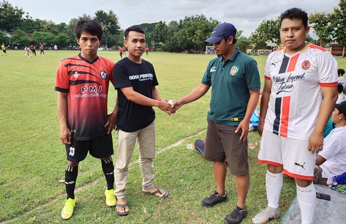 Penyerahan donasi dari Milan Legend Tuban kepada Tim PMJ FC Rembang.