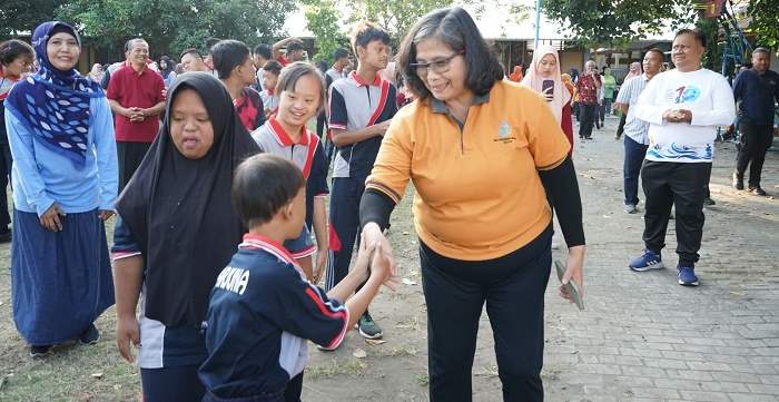 
Pj. Wali Kota Kediri, Zanariah saat menyalami anak-anak. (Ist)