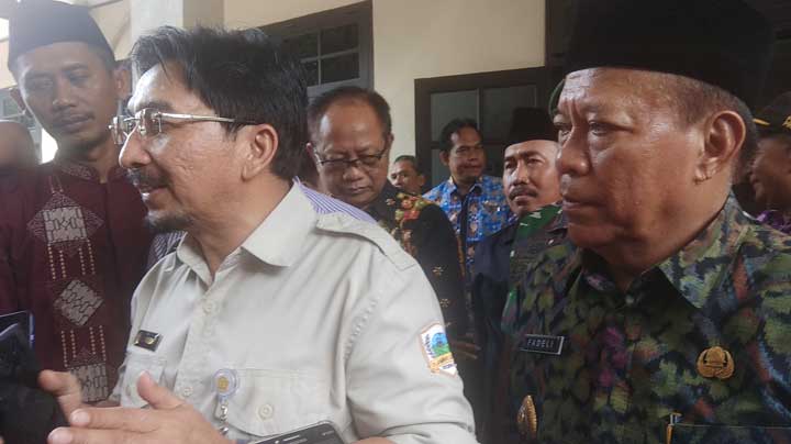 Dirjen Pertanian Sarwo Edhi didampingi Bupati Lamongan Fadeli memberikan keterangan kepada awak media.