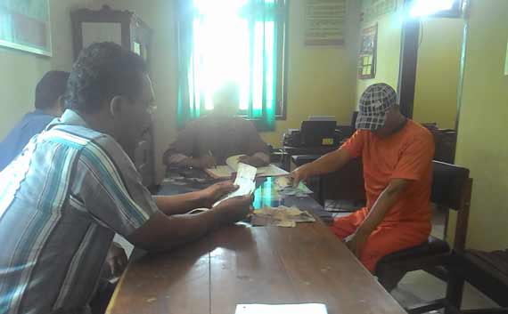 Tersangka saat menjalani pemeriksaan di Mapolsek Plemahan Kabupaten Kediri. foto: dendi martoni/BANGSAONLINE