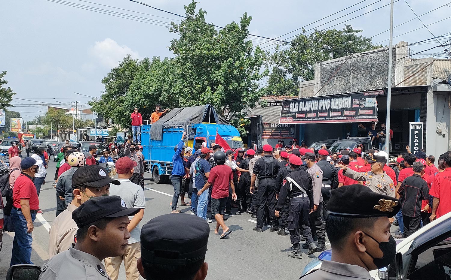 Massa dihadang oleh Kader PDIP Kabupaten Kediri saat hendak melakukan aksi di depan kantor DPC. Foto: MUJI HARJITA/ BANGSAONLINE