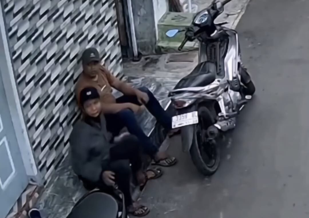 Dua Maling Motor Terekam CCTV saat Beraksi di Ngaglik DKA Surabaya