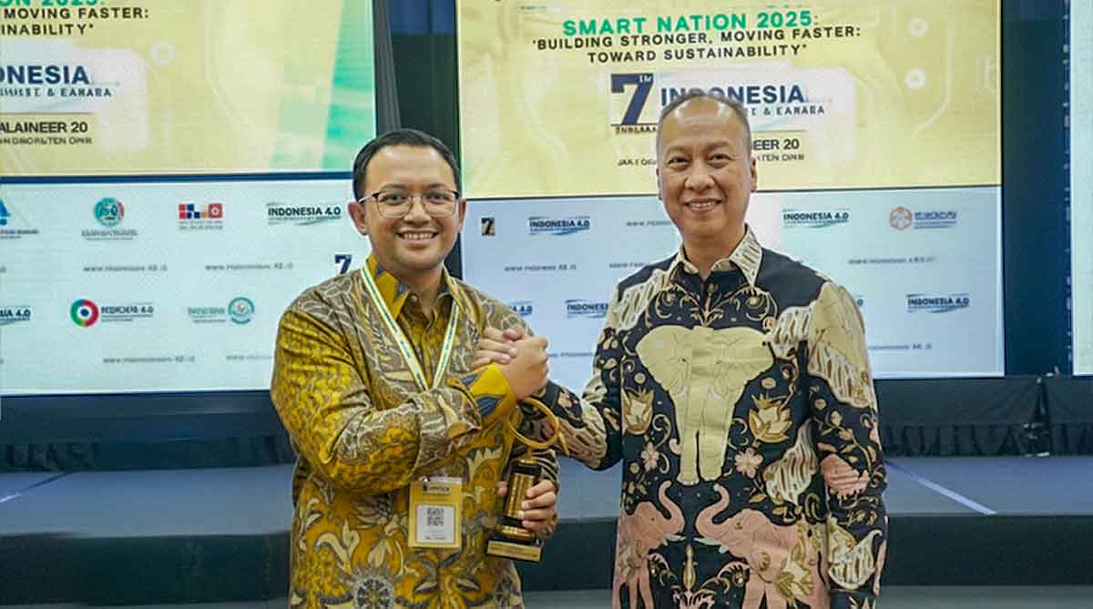VP Lingkungan Hidup Petrokimia Gresik, Bagus Eka Saputra (kiri), saat menerima penghargaan dari Menteri Perindustrian, Agus Gumiwang Kartasasmita. Foto: Ist
