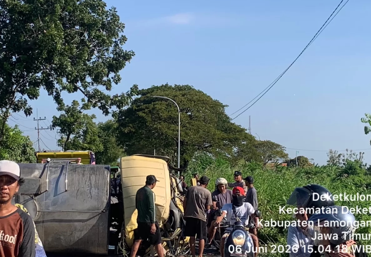Kondisi truk yang terguling usai laka di Jl. Raya Karangbinangun-Deket Lamongan