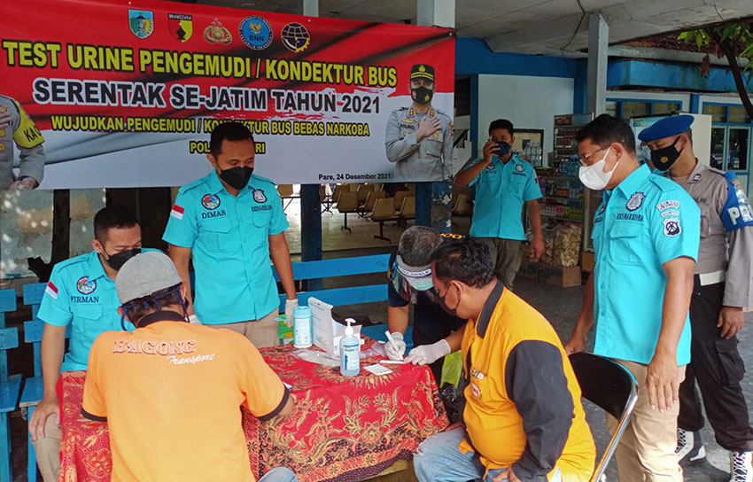 Kasatnarkoba Polres Kediri, AKP Ridwan Sahara (kanan), saat sidak di Terminal Bus Pare, Kabupaten Kediri. Foto: Ist