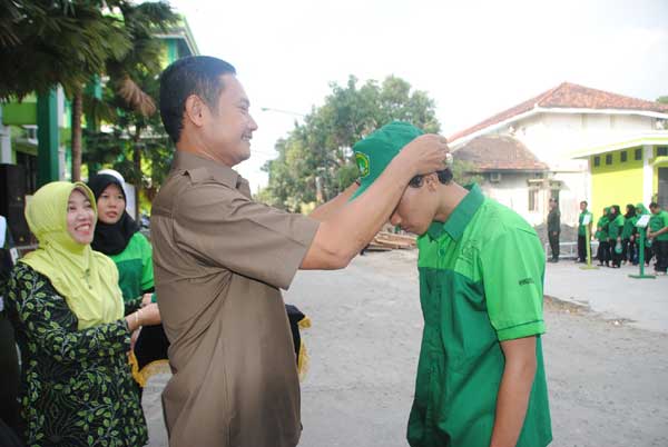 Yuhronur Effendi saat memberangkatkan peserta KKN. (foto: haris/BANGSAONLINE)