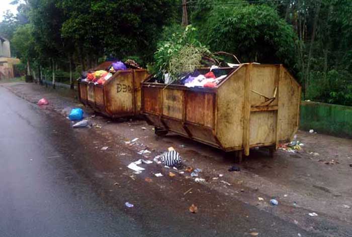 Satu titik penempatan bak kontainer sampah yang belum diangkut ke TPA. foto: yuniardi s/BANGSAONLINE