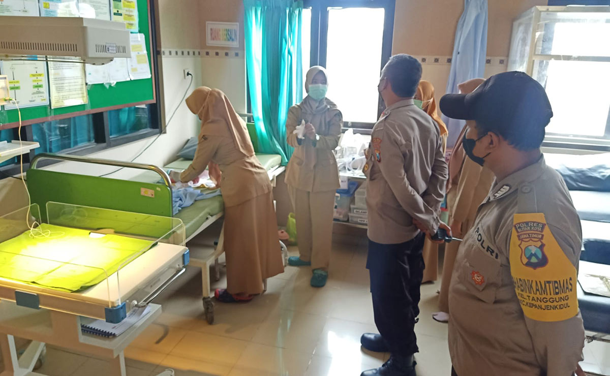 Bayi perempuan yang ditemukan langsung dibawa ke Puskesmas Tanggung.