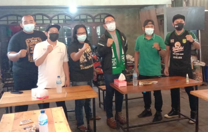 Kang Emil menyambangi Warkop Pitu Likur menyambung silaturahim antara Bonek dengan Bobotoh. foto: DIDI ROSADI/ BANGSAONLINE