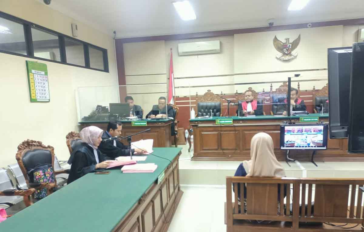 Terdakwa kasus korupsi hibah UMKM Gresik, Malahatul Farda, saat menjalani sidang tuntutan. Foto: Ist