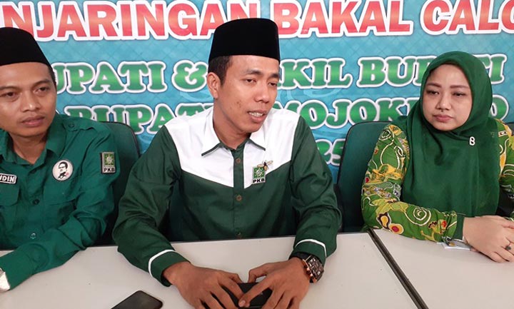 Ketua PKB Kab Mojokerto bersama Pengurus DPW PKB Jatim memberikan keterangan pers usai launching penjaringan bacabup-bacawabup.
