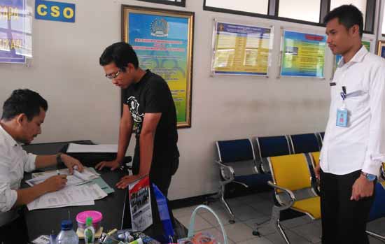 Proses pengurusan paspor di Kantor Imigrasi Kelas III Ponorogo.