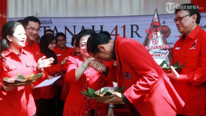 Presiden Jokowi cium tangan Mega dalam acara PDIP. Foto: kompas