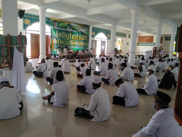 Para takmir masjid se-kabupaten Mojokerto Jawa Timur saat mengikuti Istighatsah dan Doa Bersama untuk memutus mata rantai covid-19 di Masjid Raya KH Abdul Chalim Pondok Pesantren Amanatul Ummah Pacet Mojokerto Jawa Timur, Sabtu (13/6/2020). Foto: MMA/ bangsaonline.com  
