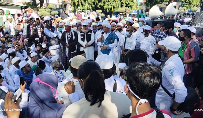 Ratusan massa FPI gelar orasi di depan Gedung DPRD Sumenep.