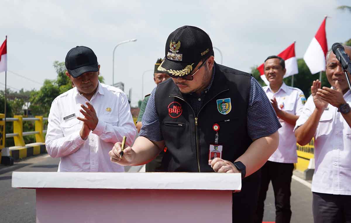Bupati Kediri, Hanindhito Himawan Pramana, saat menandatangani prasasti peresmian Jembatan Ngadi. Foto: Ist