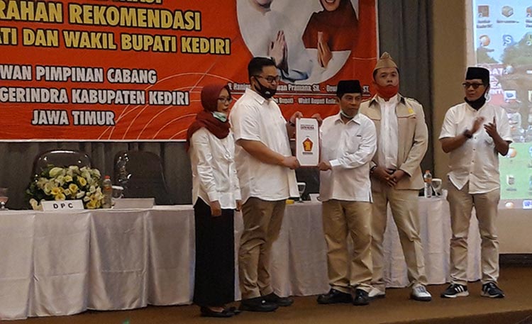 Ketua DPD Partai Gerindra Jatim, Ir. Supriyatno saat menyerahkan Surat Rekomendasi kepada Dhito, Minggu (2/8). (foto: MUJI/ BANGSAONLINE)