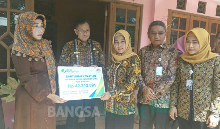 Wali Kota Mojokerto Ika Puspitasari menyerahkan santunan kematian dari BPJS Ketenagakerjaaan secara simbolis.