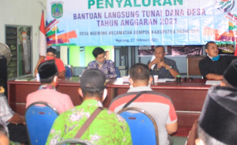 Pemdes Ngerong saat rapat merumuskan penyaluran BLT DD.