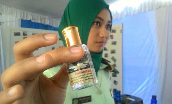UNIK: Seorang mahasiswa STTP Bogor menunjukkan parfum berbahan dasar kotoran domba. foto detik.com