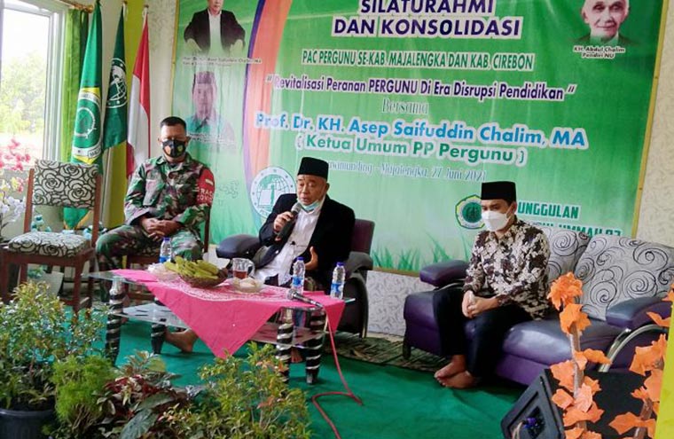 Prof Dr KH Asep Saifuddin Chalim, MA (tengah) saat memberikan sambutan dalam acara silaturahim di Gedung Madrasah Aliyah Unggulan Amanatul Ummah 02 Leuwimunding Majalengka, Ahad (27/6/2021). foto: mma/ bangsaonline.com