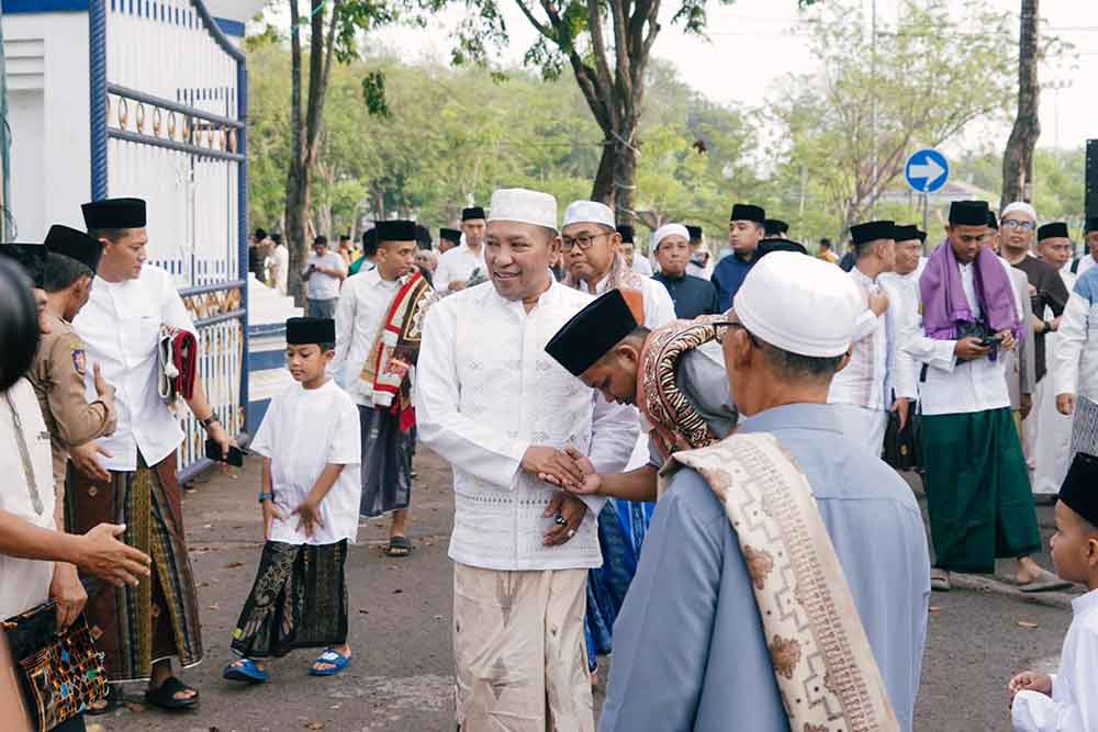 Sangat antusias. Masyarakat Sampang tampak berebut bersalaman dengan Bupati dan Wabup Sampang. (Ist)