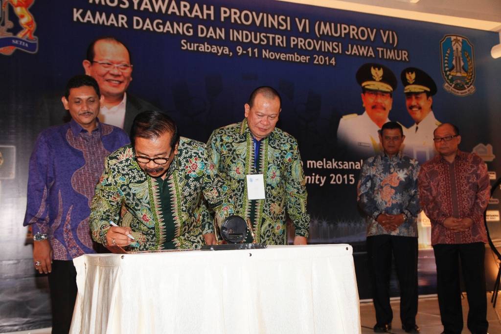 KERJASAMA. Gubernur Soekarwo menandatangani kerjasama Pemprov Jatim dengan KADIN Jatim usai membuka Muprov VI KADIN Jatim di Hotel Sheraton Surabaya. foto : nisa/bangsaonline