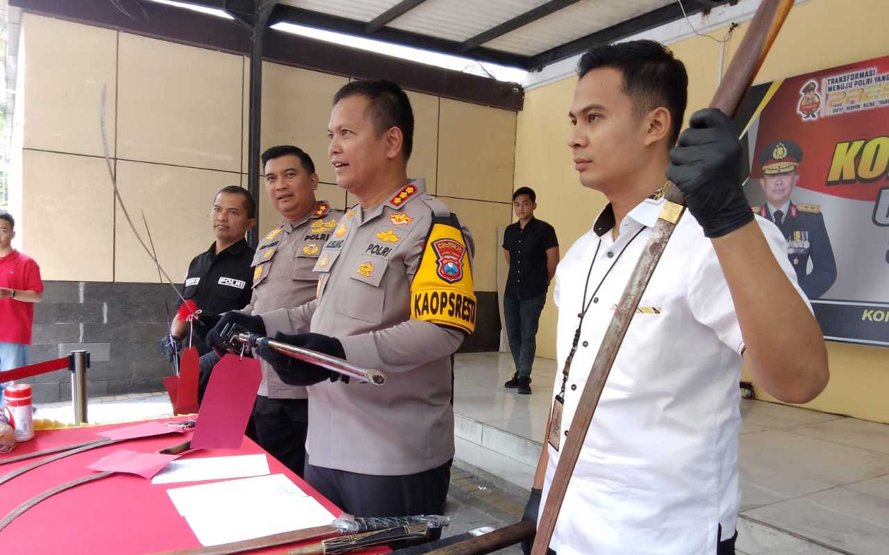 Kapolresta Sidoarjo Kombespol Kombes Pol Kusumo Wahyu Bintoro saat menunjukkan senjata tajam dari tangan empat pemuda yang ditangkap.