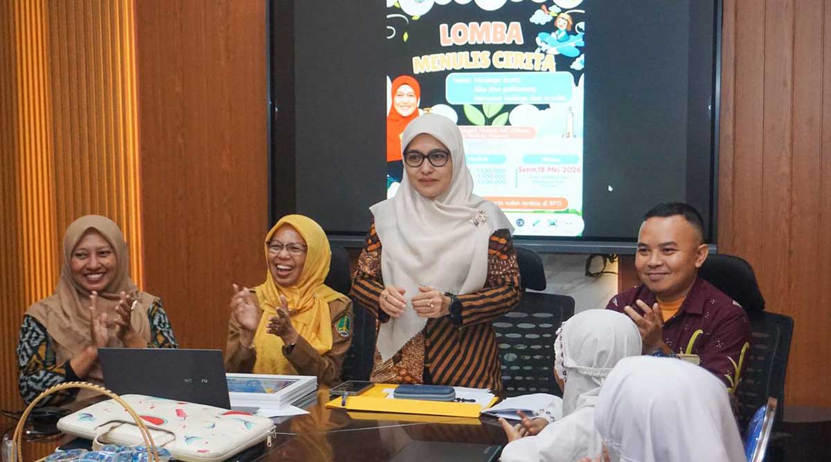 Ibunda Guru Indonesia Kota Pasuruan, Suryani Firdaus Adi Wibowo, saat memberi arahan.
