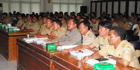 Suasana Fasilitasi Alokasi Dana Desa (ADD) Kabupaten Lamongan Tahun 2015 di Ruang Pertemuan Sabha Dyaksa. (Haris/BANGSAONLINE)