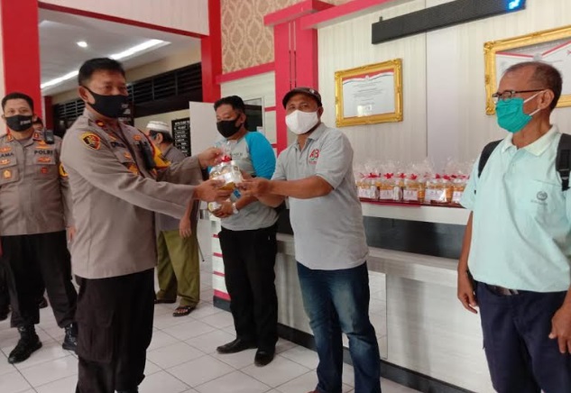 
Wartawan HARIAN BANGSA saat menerima bantuan vitamin dari Polres Bangkalan di Mapolres Bangkalan, Sabtu (13/6).