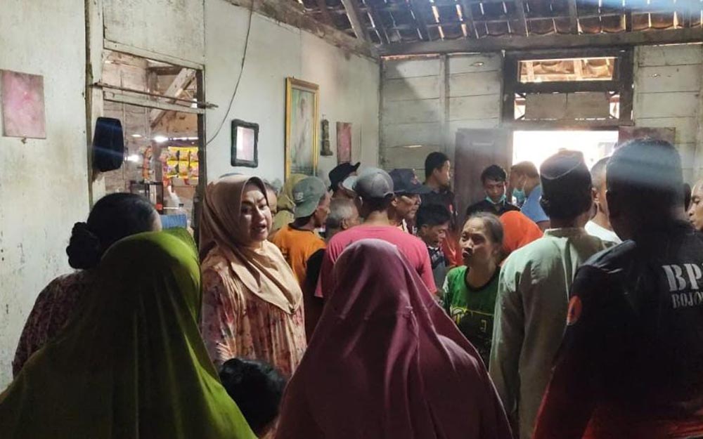 Suasana rumah duka dipadati warga yang melakukan takziah.