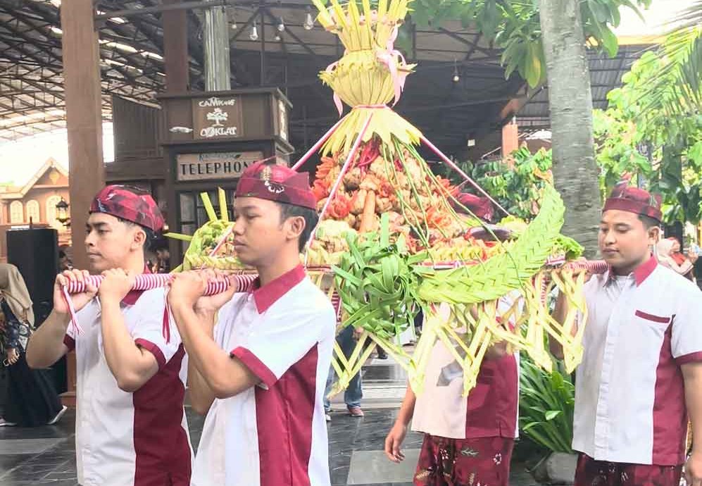 Kirab Ketupat Coklat di Kampung Coklat Blitar. (Ist)
