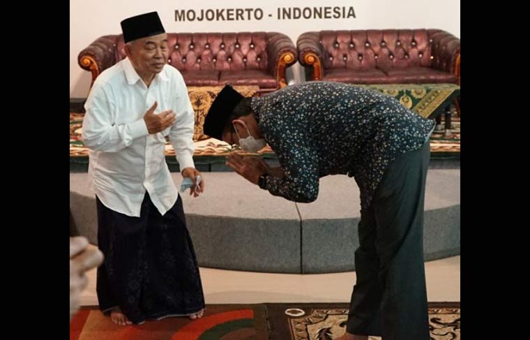 Secara tawadlu Dr Tuan Guru Bajang (TGB) Muhammad Zainul Majdi mencium tangan Prof. Dr. KH. Asep Saifuddin Chalim, M.A. saat pamit usai silaturahim di Guest House Institut KH Abdul Chalim di Pacet Mojokerto, Sabtu (5/6/2021). Tapi spontan Kiai Asep menarik tangannya. foto: Said/IkhacTV