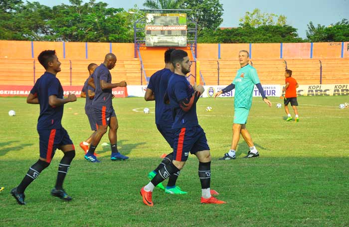 Para pemain Madura United saat mencoba lapangan.