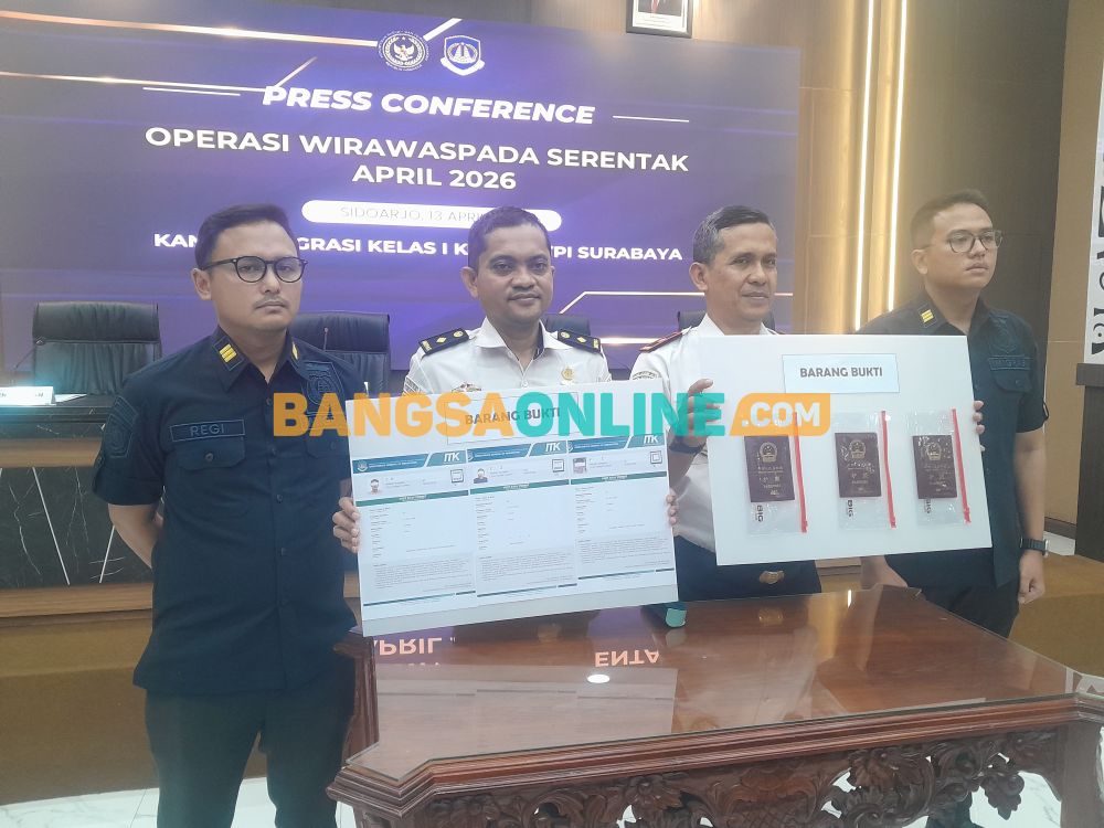 Pejabat Imigrasi Surabaya menunjukkan barang bukti pengamanan tiga WN Tiongkok, Senin (13/4/2026). foto: Mustain/BANGSAONLINE
