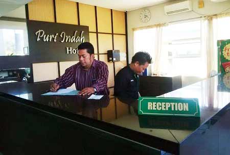 HIKMAH MUKTAMAR - Ali Said sibuk di resepsionis Hotel Puri Indah. (gunadhi/BANGSAONLINE)