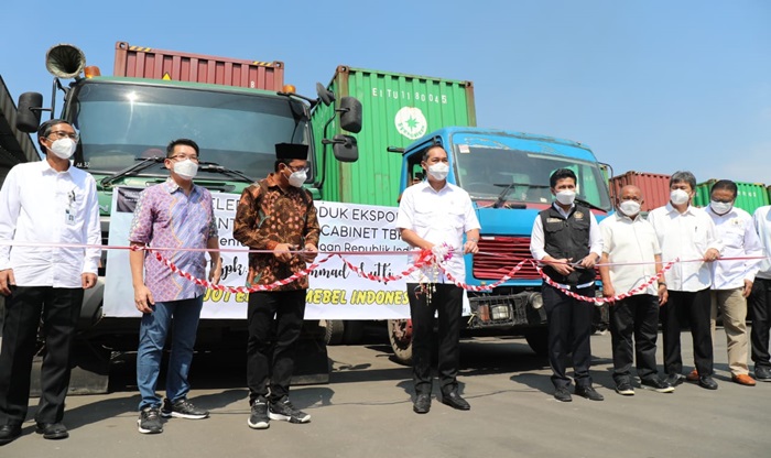 Mendag Lutfi saat memberangkatkan ekspor furniture didamping Wagub Emil dan Bupati Gus Muhdlor.