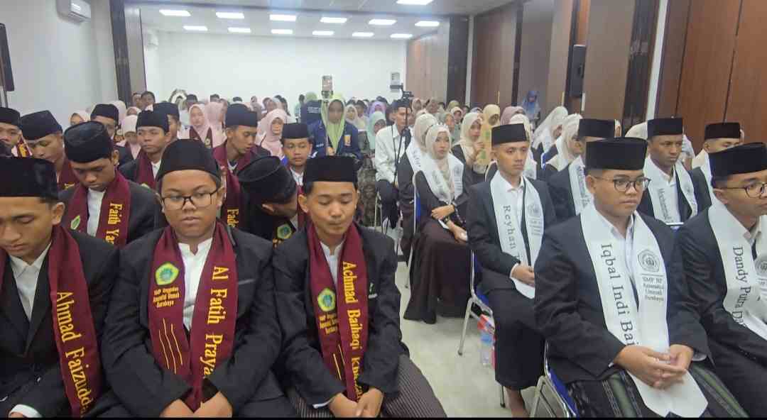 Para hafidz dan hafidzah SMP Unggulan Fullday dan SMP Unggulan Berbasis Pesantren (BP) Pondok Pesantren Amanatul Ummah dalam acara wisuda tahfdiz perdana di Kantor JKSN Jalan Siwalankerto Utara Surabaya, Rabu(10/6/2026). Foto: mma/bangsaonline