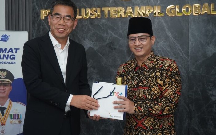 Bupati Trenggalek, M. Nur Arifin bersama Presiden Universitas Gyeongnam Namhae, Young Sik Noh, usai penandatanganan. (Ist)