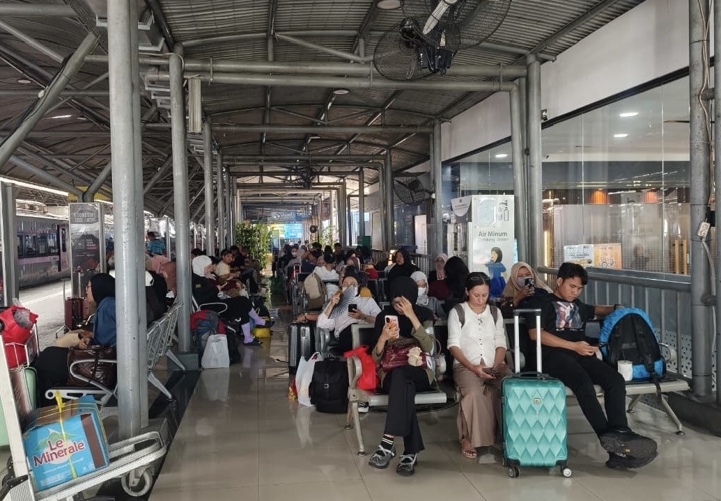 Suasana ruang tunggu Stasiun Gubeng Baru Surabaya