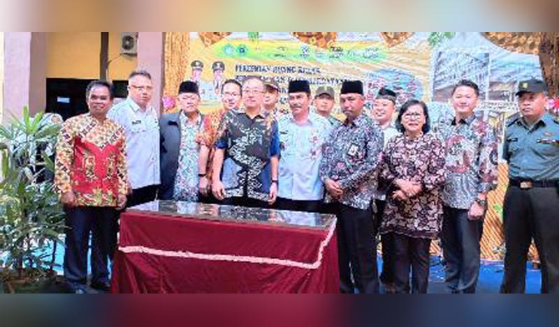 Wabup Moh. Qosim bersama direksi PT. Lautan Luas Group dan pengurus Yayasan Nurul Islam saat penyerahan bantuan CSR. foto: SYUHUD/ BANGSAONLINE