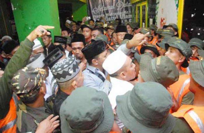 Salah satu kekisruhan dalam pelaksanaan muktamar ke-33 NU di Jombang. (foto: rony suhartomo/BANGSAONLINE)